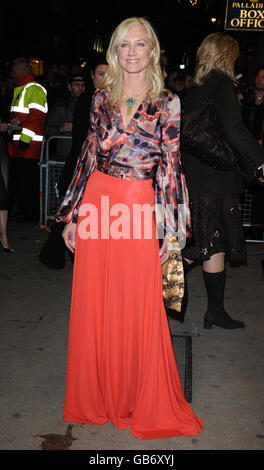 Joely Richardson kommt bei The Story of James Bond: A Tribute to Ian Fleming im Palladium Theatre in London an. Stockfoto