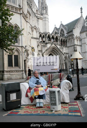 Mary Phillips, 72, sitzt in einem Wohnzimmer mit Heizungen vor dem High Court in London, um gegen die steigenden Kosten für Treibstoffrechnungen zu protestieren. Stockfoto