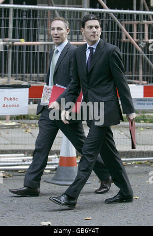 Der schottische Sekretär Jim Murphy (links) und der Außenminister David Miliband kommen zu einem Treffen des National Economic Council in der Downing Street, London. Stockfoto