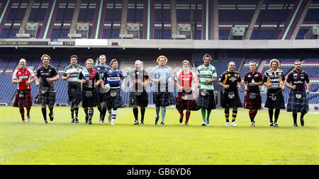 Heineken Cup Team Captains (von links nach rechts) Gloucester's Mike Tindall, Ospreys' Ryan Jones, Leicester Tigers' Martin Corry, Harlekins' will Skinner, Glasgow Warriors' Alastair Kellock, Bath's Martin Lipman, Newport Dragons' Tom Willis, Cardiff Blues' Paul Tito, Llanelli Scarlets Simon Easterby, Benetton Raphael's Benjamin De Jager, London, Treviso Edinburgh's Mike Blair, Calvisano's Aaron Persico und Sale Sharks' Juan Fernandez Lobbe während des Heineken Cup Launch in Murrayfield, Edinburgh. Stockfoto