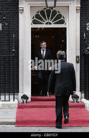 Premierminister Gordon Brown (links) trifft sich mit dem ukrainischen Präsidenten Viktor Juschtschenko in der Downing Street in London. Stockfoto