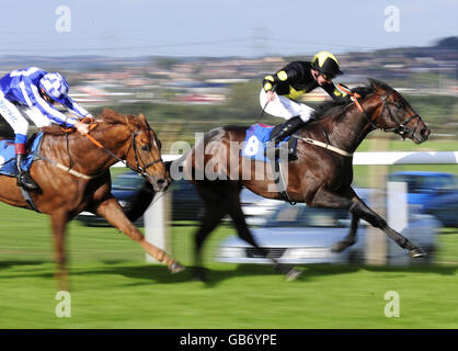 Go Go Green und Tony Culhane (rechts) schlagen Dale Gibson und gewinnen den Soca Warrior Nursery Handicap auf der Pontefract Racecourse. Stockfoto