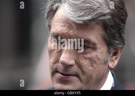 Der ukrainische Präsident Viktor Juschtschenko spricht zu den Medien, als er die Downing Street in London verlässt, nachdem er mit Premierminister Gordon Brown zusammentreffen wurde. Stockfoto