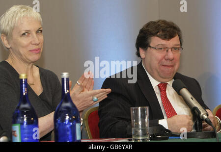 Sängerin Annie Lennox applaudiert Taoiseach Brian Cowen beim Vierten Globalen Forum über HIV und AIDS betroffene Kinder in Dublin. Stockfoto