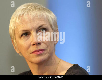 Die Sängerin Annie Lennox hört Taoiseach Brian Cowen auf dem Vierten Weltforum über HIV und AIDS betroffene Kinder in Dublin. Stockfoto