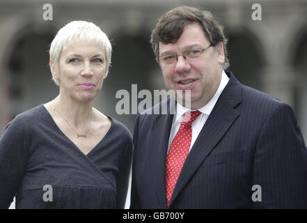 Die Sängerin Annie Lennox und Taoiseach Brian Cowen beim Vierten Weltforum über HIV und AIDS betroffene Kinder in Dublin. Stockfoto