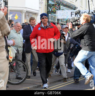 Sir Ian Botham macht sich heute auf eine weitere Spendenexpedition in Taunton auf, die neun Städte in ganz Großbritannien führt. Zum ersten Mal werden Mitglieder der Öffentlichkeit in der Lage sein, sich „beefy“ anzuschließen, wenn er geht, um Blutkrebs-Wohltätigkeitsorganisation Leukämie Research gegen Kinderleukämie zu helfen. Stockfoto