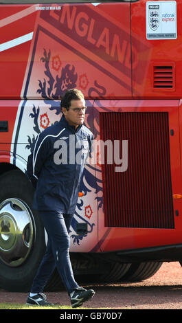 Fußball - England Trainingseinheit - London Colney. England Trainer Fabio Capello während einer Trainingseinheit in London Colney, Hertfordshire. Stockfoto