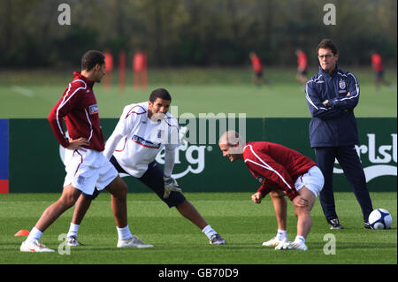 Der englische Manager Fabio Capello (rechts) beobachtet Rio Ferdinand (links), David James (Mitte) und David Beckham (zweiter rechts) während eines Trainings in London Colney, Hertfordshire. Stockfoto