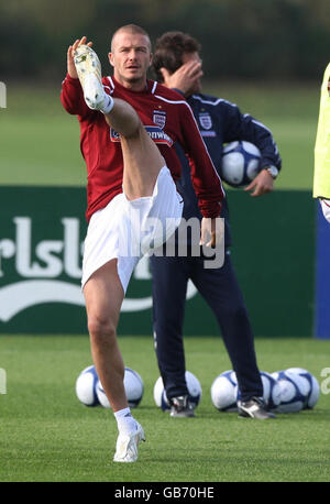 Fußball - England Trainingseinheit - London Colney. Der englische David Beckham erwärmt sich während einer Trainingseinheit in London Colney, Hertfordshire. Stockfoto