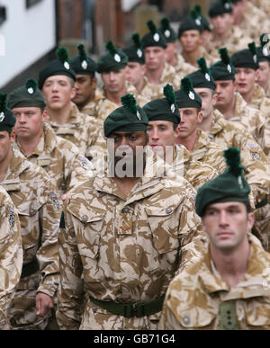 Mitglieder des Royal Irish Regiment ziehen nach der Rückkehr aus Afghanistan durch den Markt Drayton, Shropshire. Stockfoto