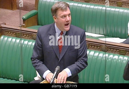 Eltern begrüßen Sats Umzug. Schulsekretär Ed Balls sprach im Unterhaus während einer Erklärung über SATs-Tests. Stockfoto