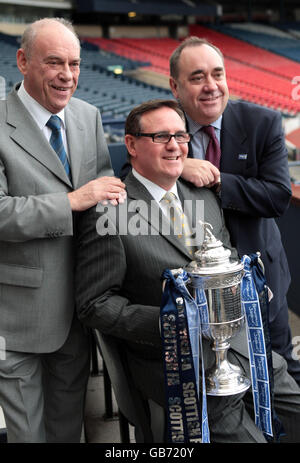 (Von links nach rechts) der schottische FA-Präsident George Peat-Investor Willie Haughey und der erste Minister Alex Salmond veranstalten den Scottish Cup in Hampden, Glasgow. Stockfoto