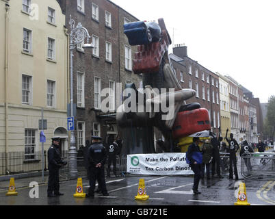 Freunde der Erde nutzen einen riesigen Kohlenstoffdinosaurier, um vor dem Leinster House in Dublin eine Kohlenstoffsteuer zu fordern, am Tag, an dem Finanzminister Brian Lenihan sein Budget für 2009 ankündigt. Stockfoto