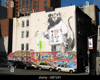 Ein großes Wandbild einer Ratte, die ein T-Shirt "I Love New York" an einer Wand an der Wooster und Grand Street in New York City trägt, ist jedoch das jüngste Werk des schwer fassbaren britischen Straßenkünstlers Banksy in New York. Stockfoto