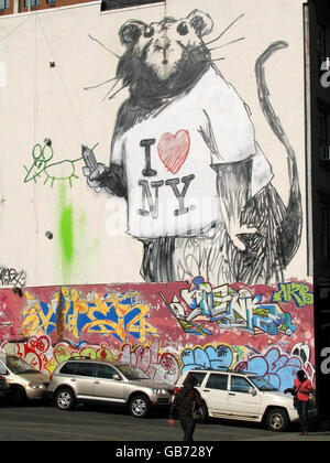 Ein großes Wandbild einer Ratte, die ein T-Shirt "I Love New York" an einer Wand an der Wooster und Grand Street in New York City trägt, ist jedoch das jüngste Werk des schwer fassbaren britischen Straßenkünstlers Banksy in New York. Stockfoto