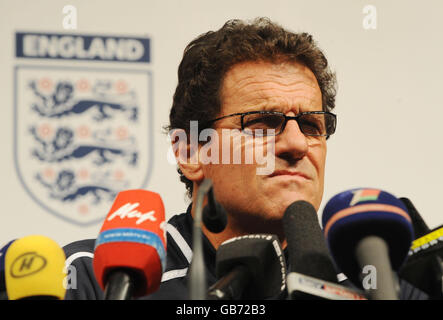 Fußball - FIFA Fußball-Weltmeisterschaft 2010 - Qualifikationsrunde - Gruppe sechs - Weißrussland gegen England - England Pressekonferenz - Palast der Republik. England Trainer Fabio Capello während einer Pressekonferenz im Palast der Republik in Minsk, Weißrussland. Stockfoto