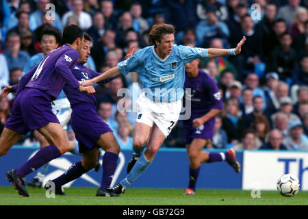 Fußball - FA Barclaycard Premiership - Manchester City / Tottenham Hotspur. Steve McManaman von Manchester City wird von Mauricio Taricco von Tottenham Hotspur gefangen genommen Stockfoto