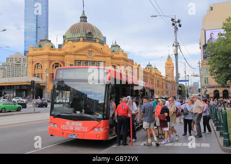 Menschen bekommen auf Melbourne Touristenbus in der Innenstadt von Melbourne Australien. Stockfoto