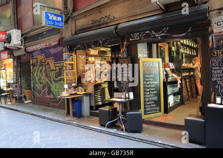 Mitarbeiter arbeiten im Café-Restaurant im Zentrum Platz Melbourne Australia. Stockfoto