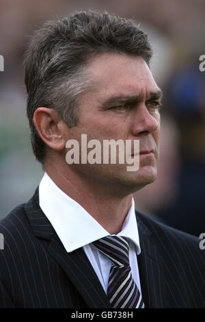 Rugby Union - Heineken Cup - Pool drei - Runde eins - Leicester Tigers gegen Ospreys - Welford Road. Heyneke Meyer, Trainer Leicester Tigers Stockfoto