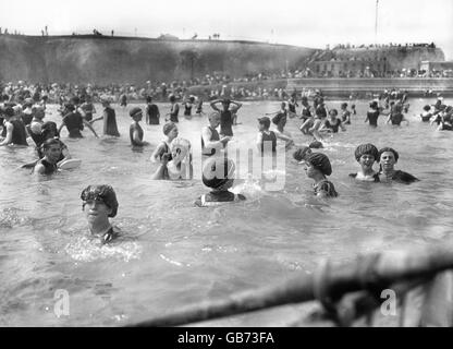 Meer - Badegäste - Margate - 1914. Badeszene in Margate. Stockfoto