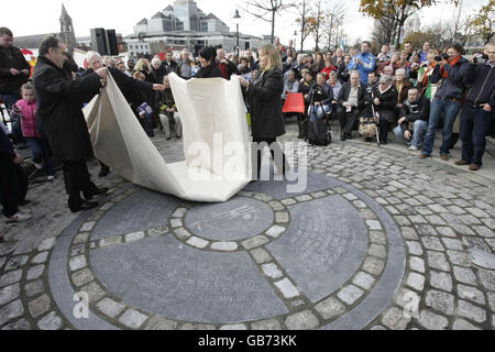 Anlässlich des Internationalen Tages zur Beseitigung der Armut wird in Dublin in der Nähe des Hungersnot Memorial am Custom House Quay ein World Poverty Stone enthüllt. Stockfoto