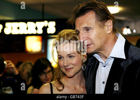 Laura Linney und Liam Neeson kommen zur Premiere von The Other man, die im Rahmen des Times BFI London Film Festival im Zentrum von London auf dem Odeon Leicester Square stattfand. Stockfoto