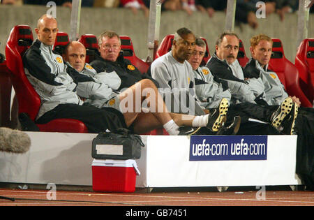 Die Bank von Manchester United sieht während des Spiels dejected aus Gegen VFB Stuttgart (Manager Alex Ferguson (3. V. l.)) Stockfoto