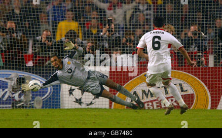 Fußball - UEFA Champions League - Gruppe E - VFB Stuttgart / Manchester United. Manchester United Torhüter Tim Howard rettet vor Fernando Meira von VFB Stuttgart eine Strafe Stockfoto