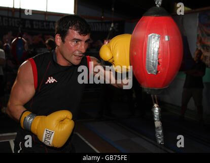 Boxen - Joe Calzaghe Trainieren - Enzo Calzaghe Gym. Joe Calzaghe trainiert auf dem Speedball während einer Trainingseinheit im Enzo Calzaghe Gym in Abercarn, Newport. Stockfoto