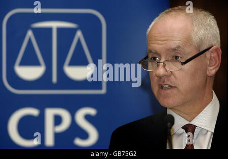 Sir Ken Macdonald QC, Direktor der Staatsanwaltschaft, hält den ersten jährlichen Vortrag des Crown Prosecution Service über Recht und Ordnung in der Main Hall, Inner Temple, London. Stockfoto