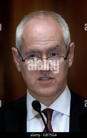 Sir Ken Macdonald QC, Direktor der Staatsanwaltschaft, hält den ersten jährlichen Vortrag des Crown Prosecution Service über Recht und Ordnung in der Main Hall, Inner Temple, London. Stockfoto