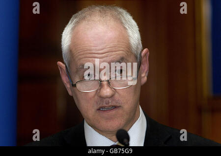 Sir Ken Macdonald QC, Direktor der Staatsanwaltschaft, hält den ersten jährlichen Vortrag des Crown Prosecution Service über Recht und Ordnung in der Main Hall, Inner Temple, London. Stockfoto