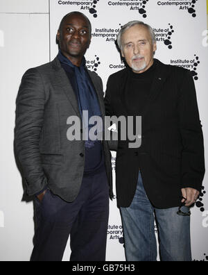 Dennis Hopper mit ICA-Künstlerischer Leiterin Ekow Eshun (links) vor einem Vortrag über seinen selten gesehenen Film „The Last Movie“ im ICA, Tha Mall, Zentrum von London. Stockfoto