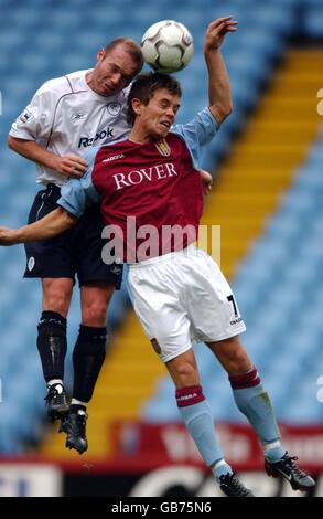 Lee Hendrie von Aston Villa und Simon Charlton von Bolton Wanderers springen Für den Ball Stockfoto