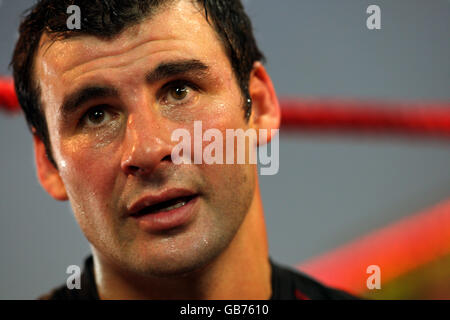 Boxen - Joe Calzaghe Trainieren - Enzo Calzaghe Gym. Joe Calzaghe spricht mit den Medien während einer Trainingseinheit im Enzo Calzaghe Gym in Abercarn, Newport. Stockfoto