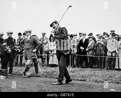 James Braid treibt in einem Match einen Guttie vom T-Shirt, um die relativen Werte der beiden Balltypen zu bestimmen - die Kutties und die Gummikerne. JH Taylor (l) schaut zu Stockfoto