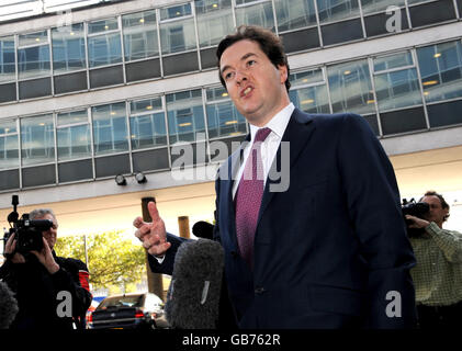 Schattenkanzler George Osborne spricht vor dem konservativen Hauptquartier in London, wo er sagte, er habe weder Geld für seine Partei von einem russischen Milliardär verlangt noch erhalten. Stockfoto