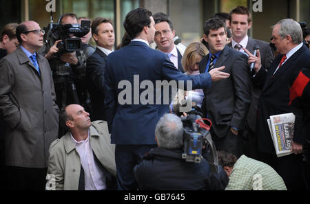 Schattenkanzler George Osborne spricht vor dem konservativen Hauptquartier in London, wo er sagte, er habe weder Geld für seine Partei von einem russischen Milliardär verlangt noch erhalten. Stockfoto