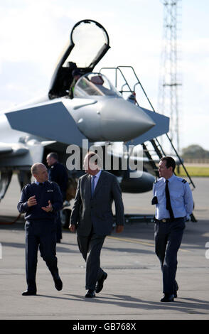 Minister für Verteidigungsausrüstung und Unterstützung, Quentin Davies, (Mitte) beim Start von zwei neuen Typhoon Tranche 2 Flugzeugen bei RAF Coningsby, Lincolnshire. Stockfoto