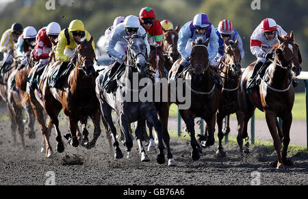 Retro mit Eddie Ahern (Mitte, rote und grüne Kappe) gewinnt auf der Lingfield Park Racecourse, Surrey, die medianen Ashurst Wood-Auktionseinsätze. Stockfoto