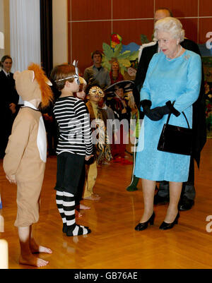 Die britische Königin Elizabeth II. Trifft junge Schüler der British International School, nachdem sie "The Lion Sleeps Tonight" im Union Hotel in Ljubljana, Slowenien, aufgeführt haben. Stockfoto