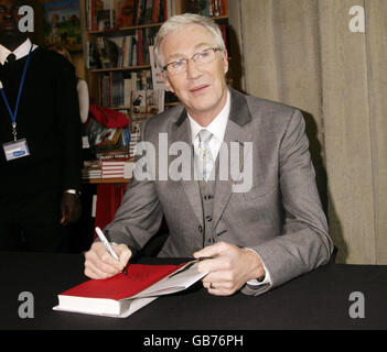 Paul O'Grady "An Mutters Knie" buchen Unterzeichnung - London Stockfoto