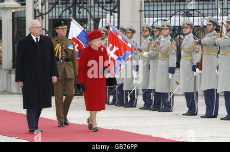 Die britische Königin Elisabeth II. Inspiziert die Ehrenwache mit dem slowakischen Präsidenten Ivan Gasparovic im Präsidentenpalast im Zentrum von Bravislava am ersten eines zweitägigen Staatsbesuchs im Land. Stockfoto