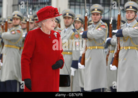 Die britische Königin Elizabeth II. Inspiziert die Ehrenwache im Präsidentenpalast im Zentrum von Bravislava, Slowakei, am ersten eines zweitägigen Staatsbesuchs im Land. Stockfoto