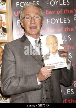 Paul O'Grady hält ein Exemplar seines Buches „At My Mother's Knee“ in der Buchhandlung Foyles in der Royal Festival Hall, Southbank Centre, London. Stockfoto