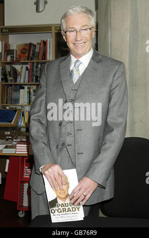 Paul O'Grady signiert Kopien seiner Autobiographie 'At My Mother's Knee', in der Foyles Buchhandlung, in der Royal Festival Hall, Southbank Centre, London. Stockfoto