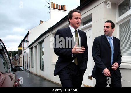 David Cameron besucht Glenrothes in Fife mit Tory-Kandidat Maurice Golden, um in der Nachwahl zu kämpfen. Der Glenrothes-Sitz wurde durch den Tod von John MacDougall, einem Labour-Abgeordneten, vakant gemacht. Stockfoto