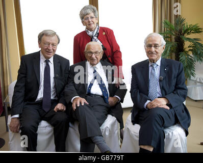 Sir Nichola Winton (Mitte) mit drei Kindern rettete er aus den Nazi-Todeslagern (von links nach rechts) Lord Alf Dubbs (links), Joe Schlesinger (rechts) und Lady Grenfell-Baines (Mitte, hinten). Stockfoto